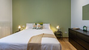 A bedroom with a bed, bedside tables, a dresser, and a mirror. - The Secret Court - Arona - AC - WiFi by Guestaly (Arona)
