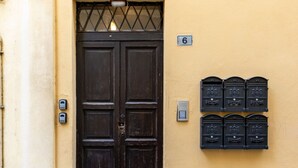 A dark wooden door with a metal grille, a mailbox with the number 6, and two mailboxes mounted on the wall. - The Secret Court - Arona - AC - WiFi by Guestaly (Arona)