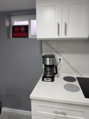 Een koffiezetapparaat/waterkoker, een koelkast, een magnetron