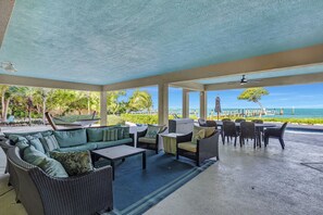 Outdoor dining - The Dream House / Gulf Front Luxury Retreat (Marathon)
