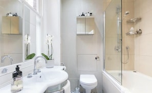 Haartrockner, Handtücher, Seife, Toilettenpapier