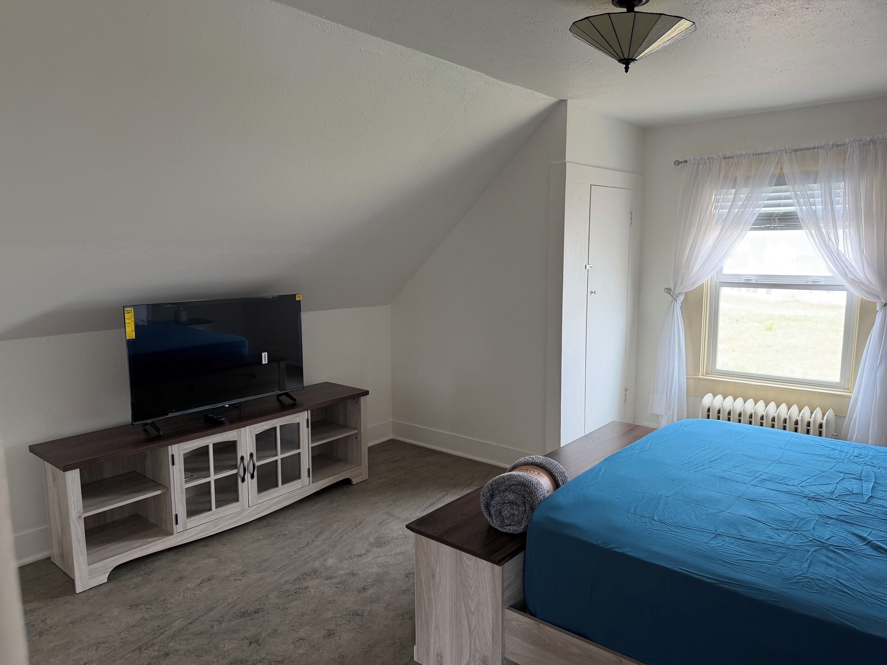 5 slaapkamers, een bureau, een strijkplank/strijkijzer, reisbedje