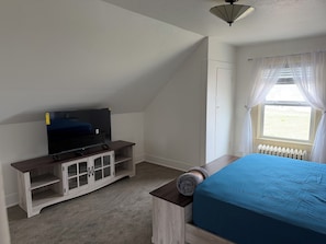 Een bureau, een strijkplank/strijkijzer, reisbedje, wifi