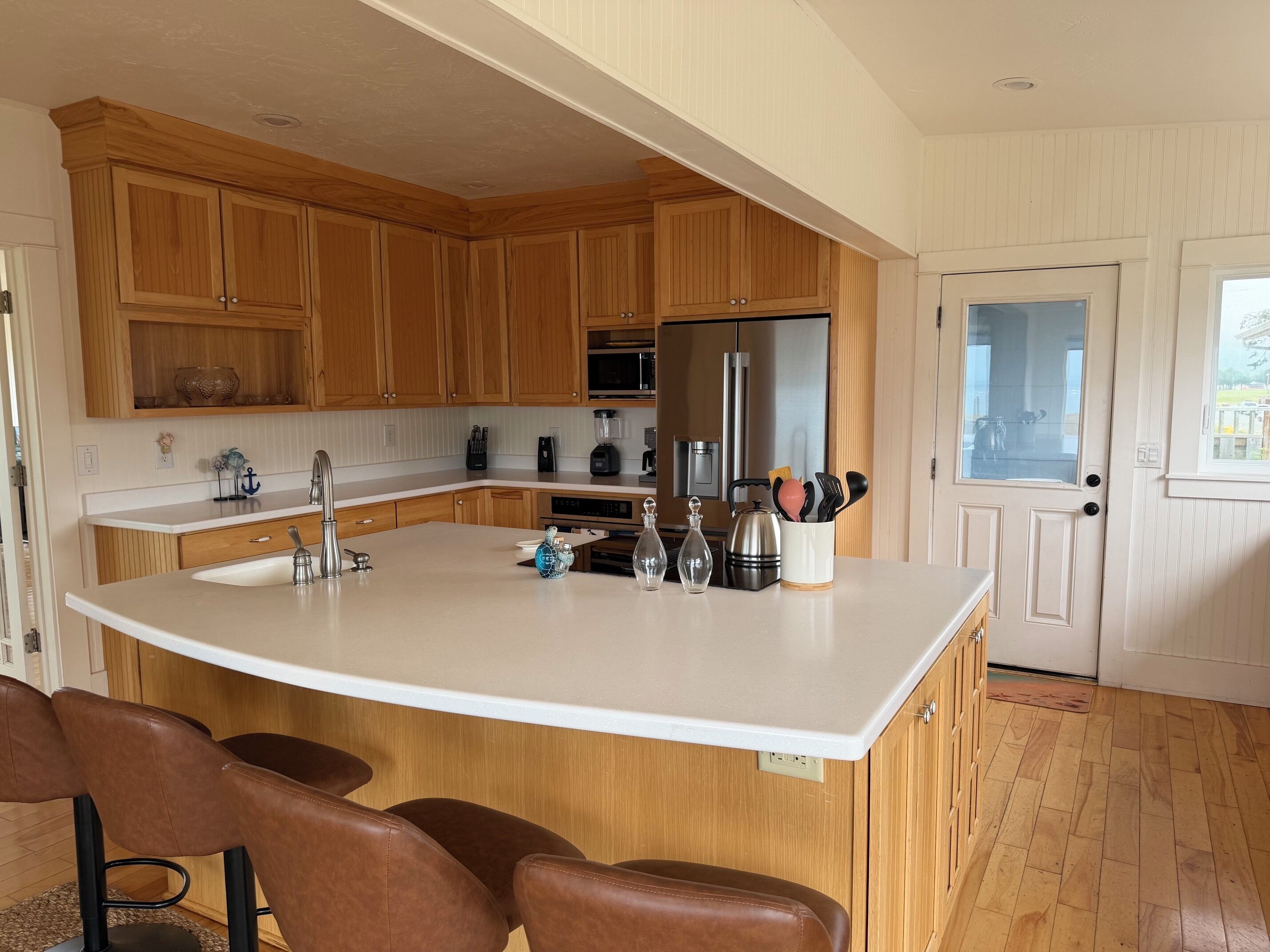 Coffee/tea maker, fridge, microwave, oven