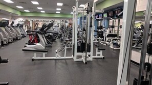 Ein Fitnessstudio mit Laufbändern, Kraftgeräten und Cardiogeräten.