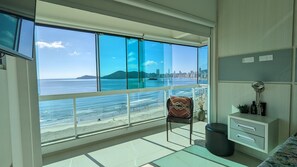 Un balcón con vista a la playa y al horizonte de la ciudad.