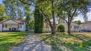 A row of single-story houses with a gravel driveway leading to the entrance. - 3/1 Home in Southfield, Near Hospitals & Parks (Southfield)