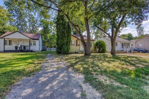 A row of single-story houses with a gravel driveway leading to the entrance. - 3/1 Home in Southfield, Near Hospitals & Parks (Southfield)
