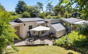 A residential property with a patio, outdoor seating, and a barbecue area. - Idyllic holiday home with large garden (Fårevejle)