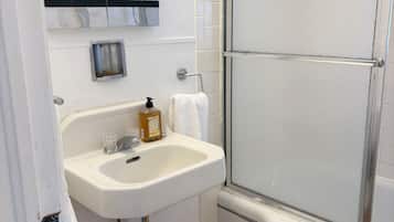 Sèche-cheveux, serviettes fournies, savon, shampoing