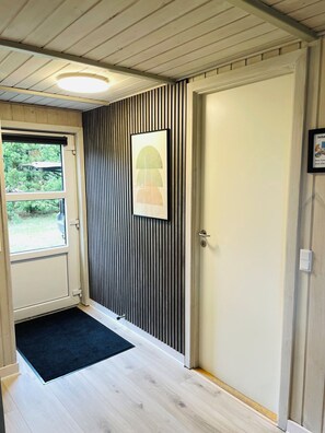 A hallway with a door, a framed picture, and a window. - Spacious holiday home in West Jutland (Nørre Nebel)