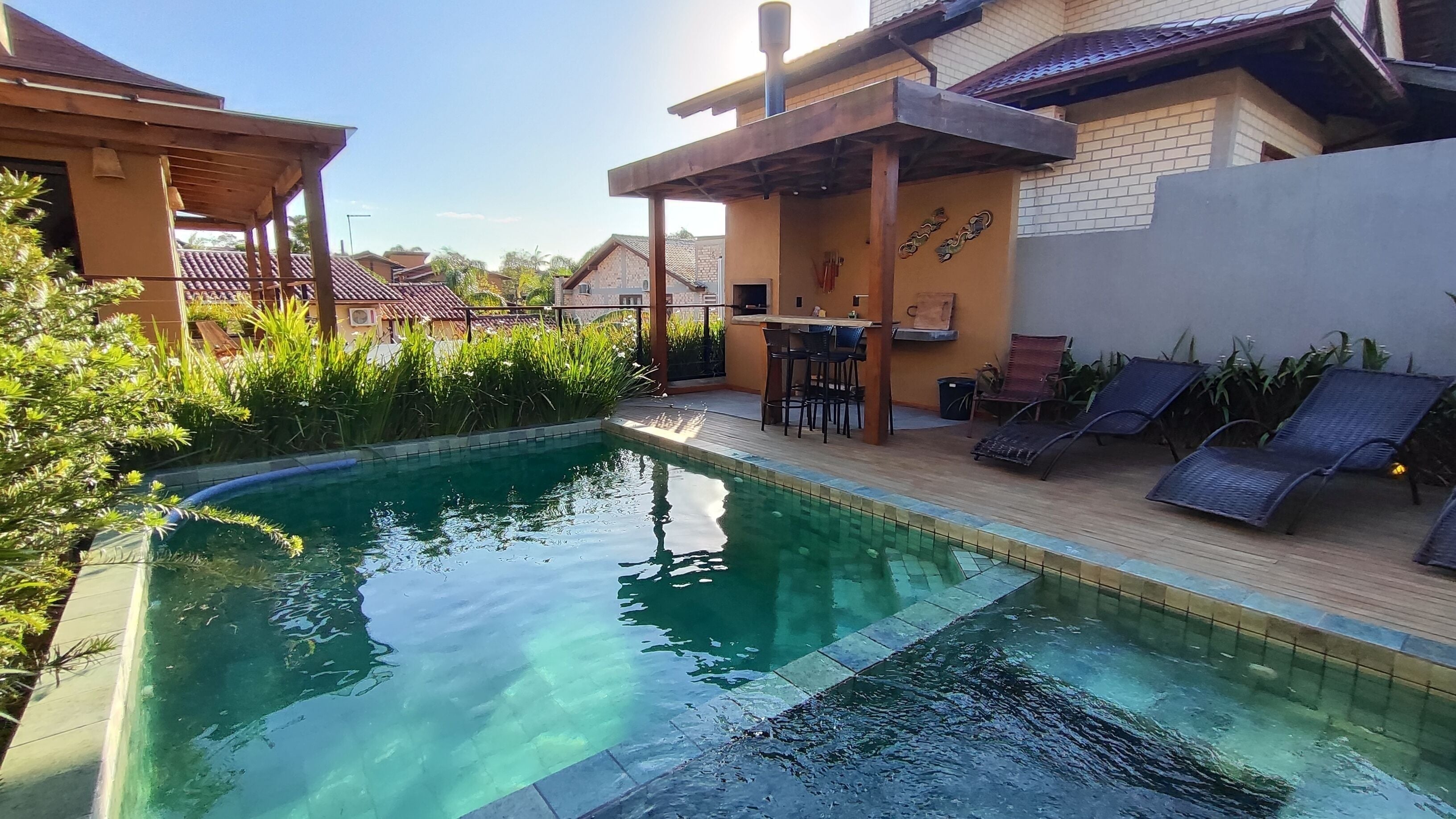 Piscina externa, funciona das 8h às 22h, espreguiçadeiras