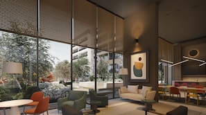 Un interior moderno con ventanas amplias, un sofá, sillas y una zona de comedor.
