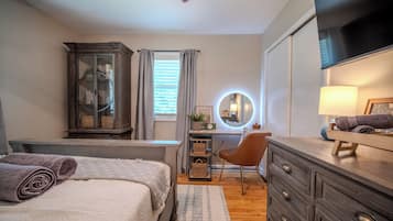 3 bedrooms, desk, iron/ironing board, travel crib