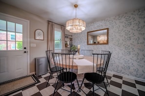 Dining - Charming & Cozy Home | Close to Acworth & Kennesaw (Acworth)