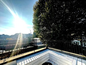A rooftop terrace with a view of the cityscape, a metal railing, and a clear sky. - Maison de Paix - Knightsbridge.  Pure luxury in between Harrods  and Chanel. (London)