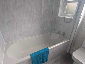 Haartrockner, Handtücher, Seife, Toilettenpapier