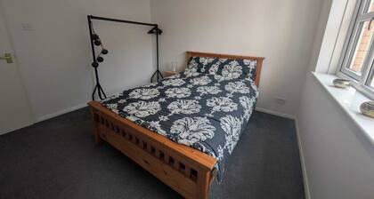 Spacious and central flat next to holyrood palace, royal mile and festival shows