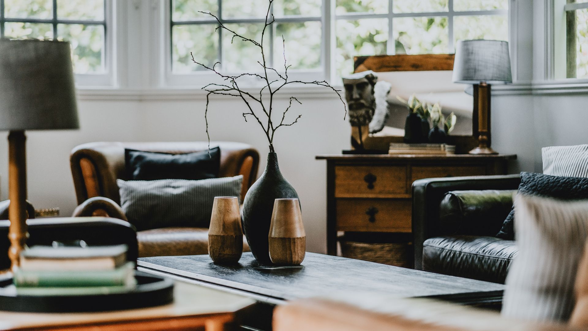 Ein gemütliches Wohnzimmer mit Kamin, Couchtisch und Bücherregal.