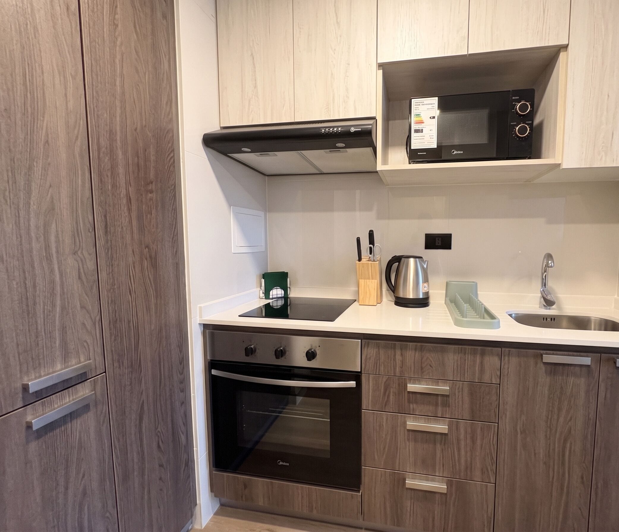 Apartment, 1 Bedroom | Private kitchen | Fridge, microwave, oven, cookware/dishes/utensils