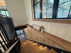 Una scala in legno con un cartello che riporta la scritta 'LAKESIDE' e una finestra sopra.