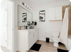 Hair dryer, towels, soap, toilet paper - Diamond Haus Luxury Stay in Midtown/Downtown (Houston)