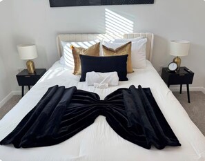 1 bedroom, iron/ironing board, WiFi, bed sheets - Diamond Haus Luxury Stay in Midtown/Downtown (Houston)