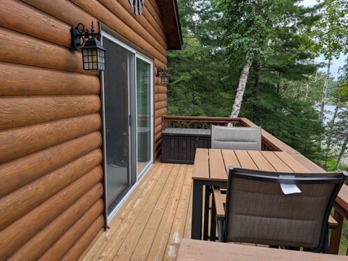 Cozy cabin on All Sports Lake with private beach! Close to ski resorts & trails