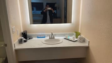 Ensemble douche/baignoire, serviettes fournies, savon, shampoing