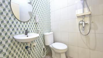Towels, soap, shampoo, toilet paper