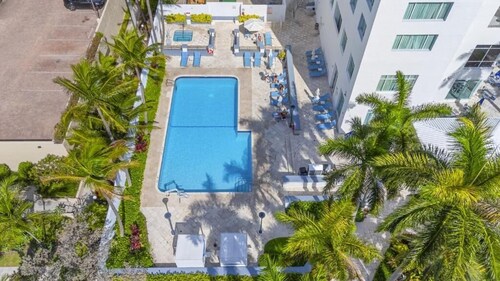 2 Bedroom 2 Bathroom 2 Blocks from Beach