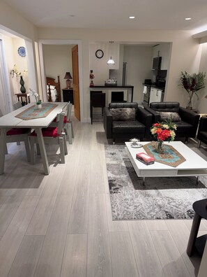 Dining - North Van Escape: Private 2BR Basement Near Grouse & Capilano Bridge (North Vancouver)