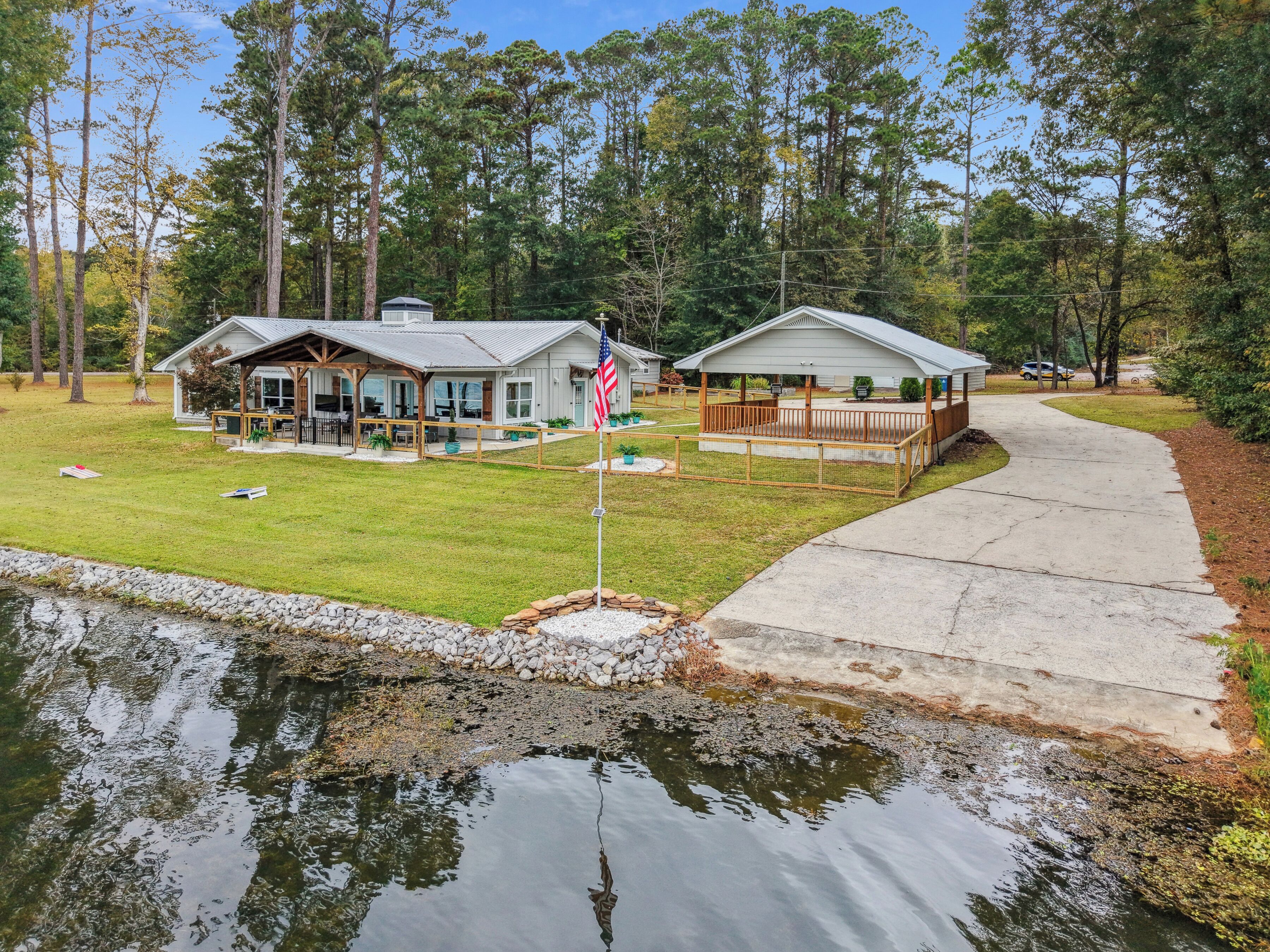 Une propriété au bord du lac comprenant deux chalets, un quai et un sentier pédestre.