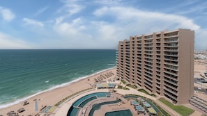 Un hôtel de grande hauteur doté d’une piscine et d’un accès à la plage.