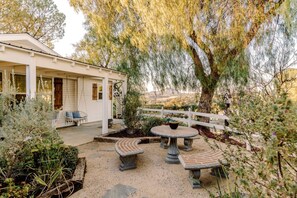 Farmhouse Guesthouse - Old West Temecula by Fieldtrip | Private 5-Acre Full-Size Western Town, 2 Homes, Spa & Fire Pit (Temecula)