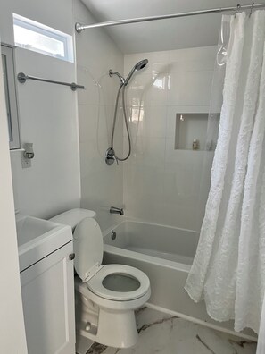 Hair dryer, towels, soap, toilet paper - Beautiful 1-bedroom studio with AC in West Palm Beach (West Palm Beach)