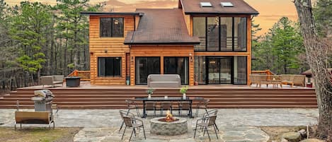 House (6 Bedrooms) | Front of property