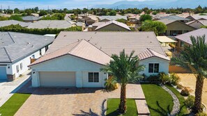 A residential area with houses featuring sloped roofs and a well-maintained lawn. - The Encore by Avantstay Pool + Hot Tub + Outdoor Pool Table + Fire Pit Mins to the Polo Fields (Indio)