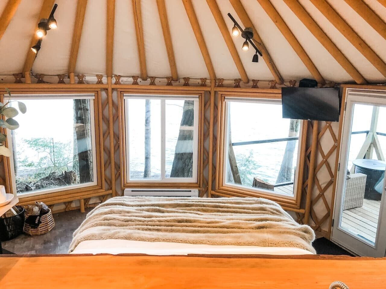 Desk, travel crib, WiFi, bed sheets