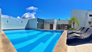Piscina interna, espreguiçadeiras