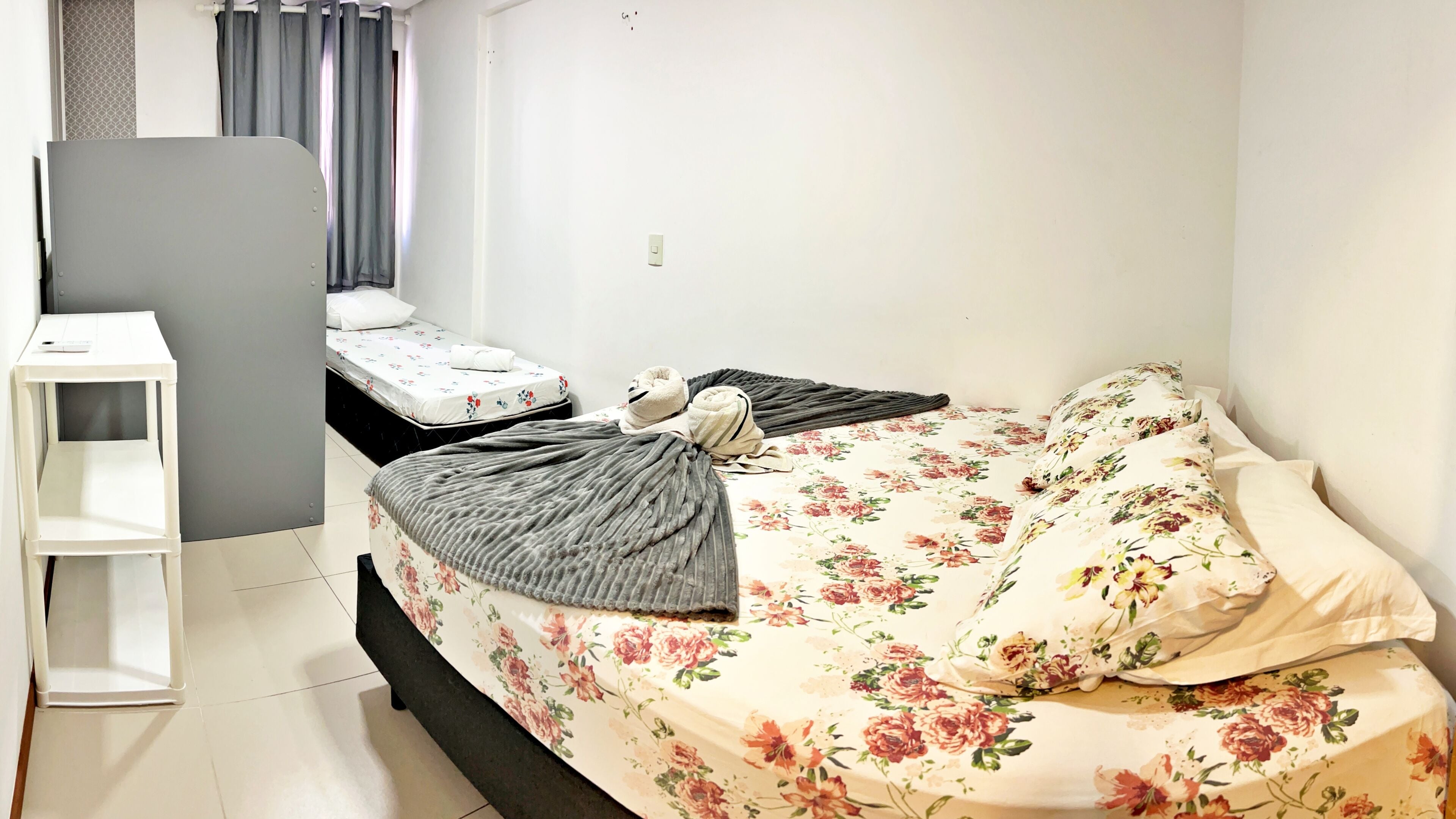 Cortinas blackout, tabla de planchar con plancha y wifi gratis 