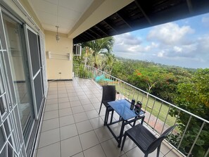 Outdoor dining - Upton apartment 
2bed/2bath in Ocho rios Jamaica tv/wifi/full kitchen (Ocho Rios)