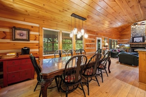 L’intérieur d’une cabane en bois comprend un coin repas, une cuisine et un espace de vie.