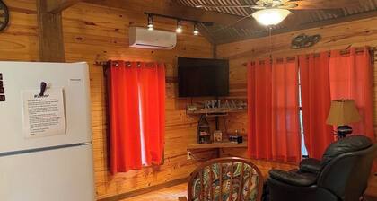 2-BR Cabin on Lake between Jonesville and Monterey, LA w/ stunning sunset view!