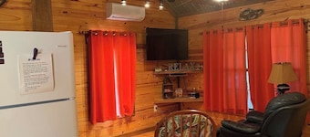 2-BR Cabin on Lake between Jonesville and Monterey, LA w/ stunning sunset view!