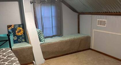 2-BR Cabin on Lake between Jonesville and Monterey, LA w/ stunning sunset view!
