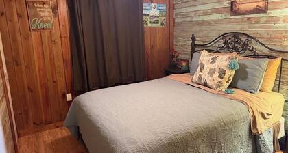2-BR Cabin on Lake between Jonesville and Monterey, LA w/ stunning sunset view!