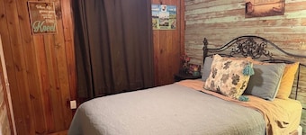 2-BR Cabin on Lake between Jonesville and Monterey, LA w/ stunning sunset view!