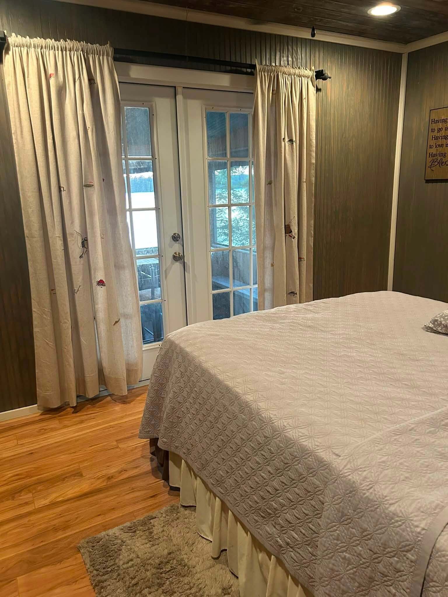 3 bedrooms, bed sheets