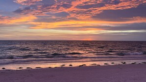 A beach with waves and a sunset sky. - Cozy Avalon 1-bedroom in beautiful Clearwater-newly remodeled (Clearwater)